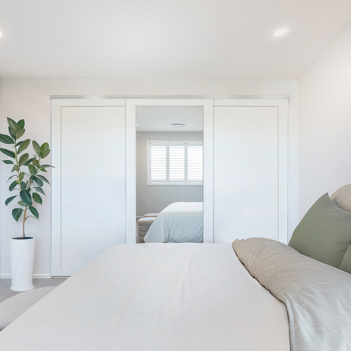 polished-silver-mirror-polar-white