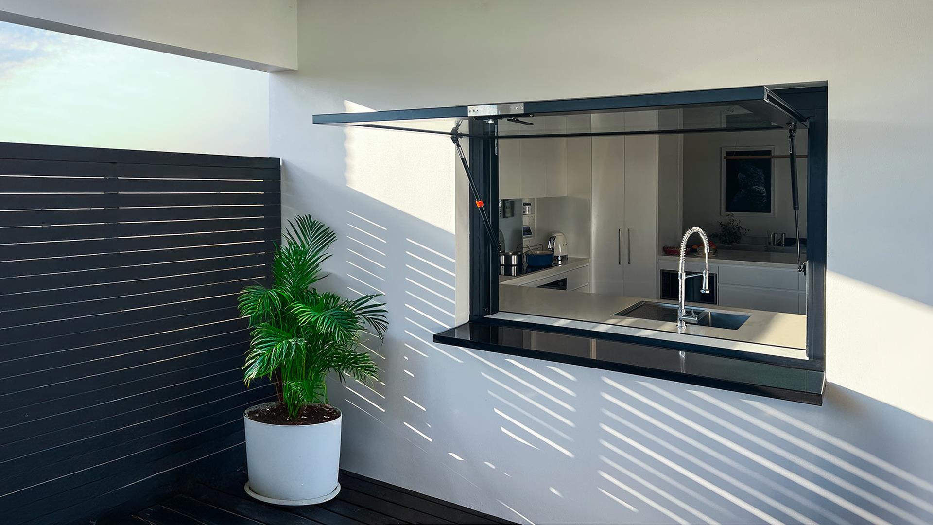 Alumiere Gas Strut Window