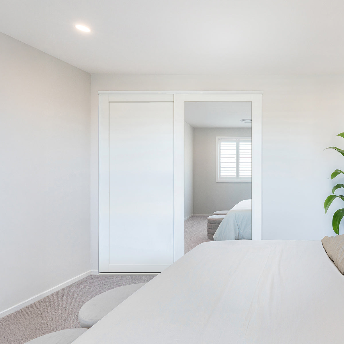 Shaker-PearlWhite-Polar-White-Mirror